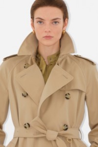 La mujer lleva un trench coat Heritage Waterloo largo.