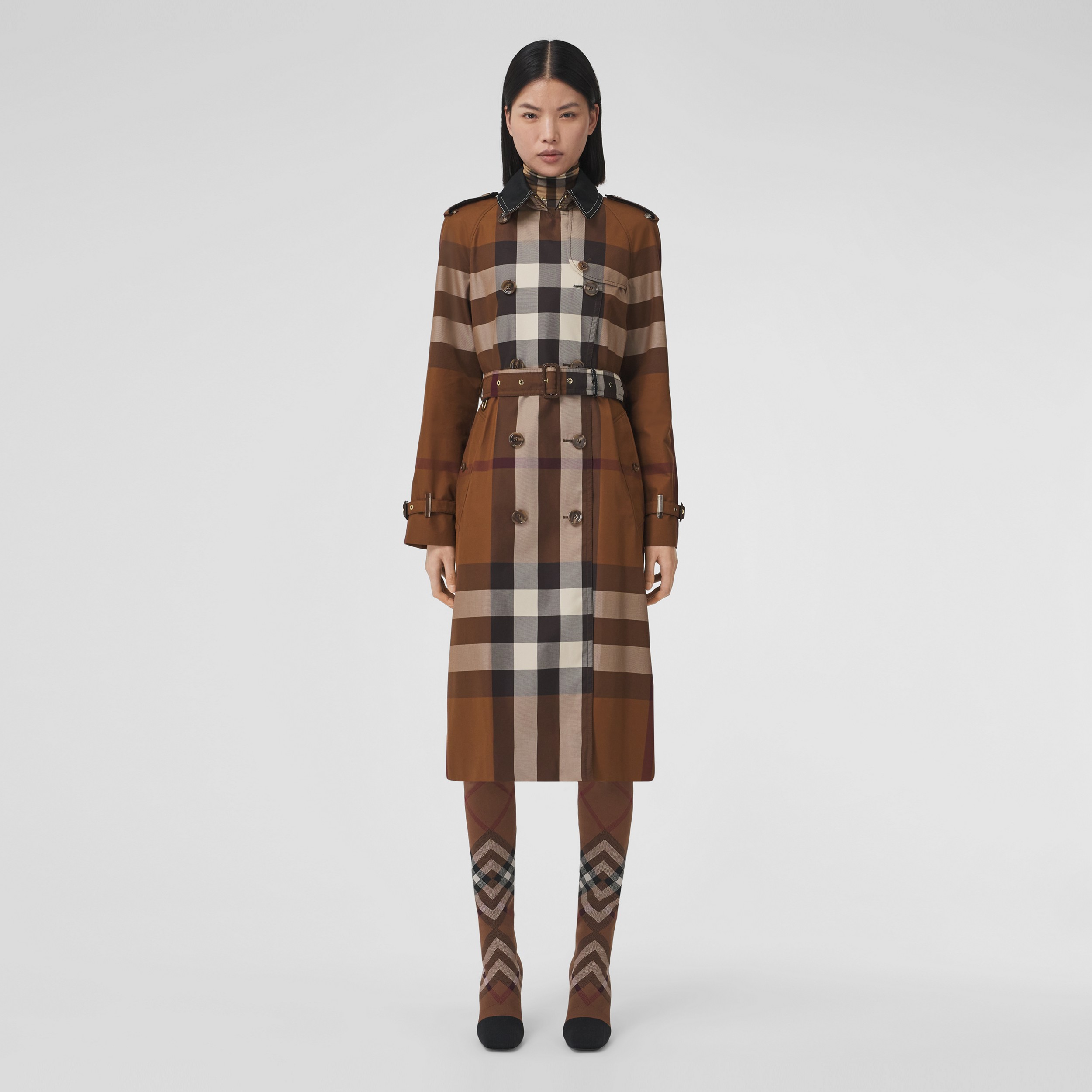 Trench coat de algodão xadrez com recorte contrastante (Marrom Bétula Escuro) - Mulheres | Burberry® oficial - 1