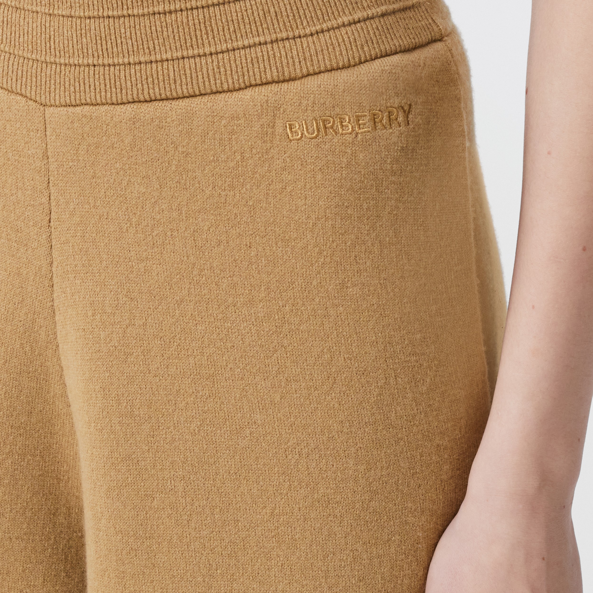 Pantalones de jogging en mezcla de cachemir con logotipo bordado (Cámel) -  Mujer | Burberry® oficial