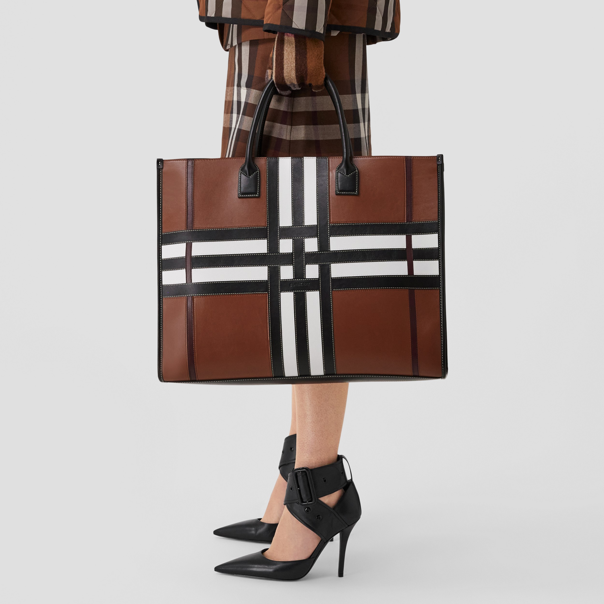 Exaggerated Check Leather Tote (Tan) - Homme | Site officiel Burberry® - 3