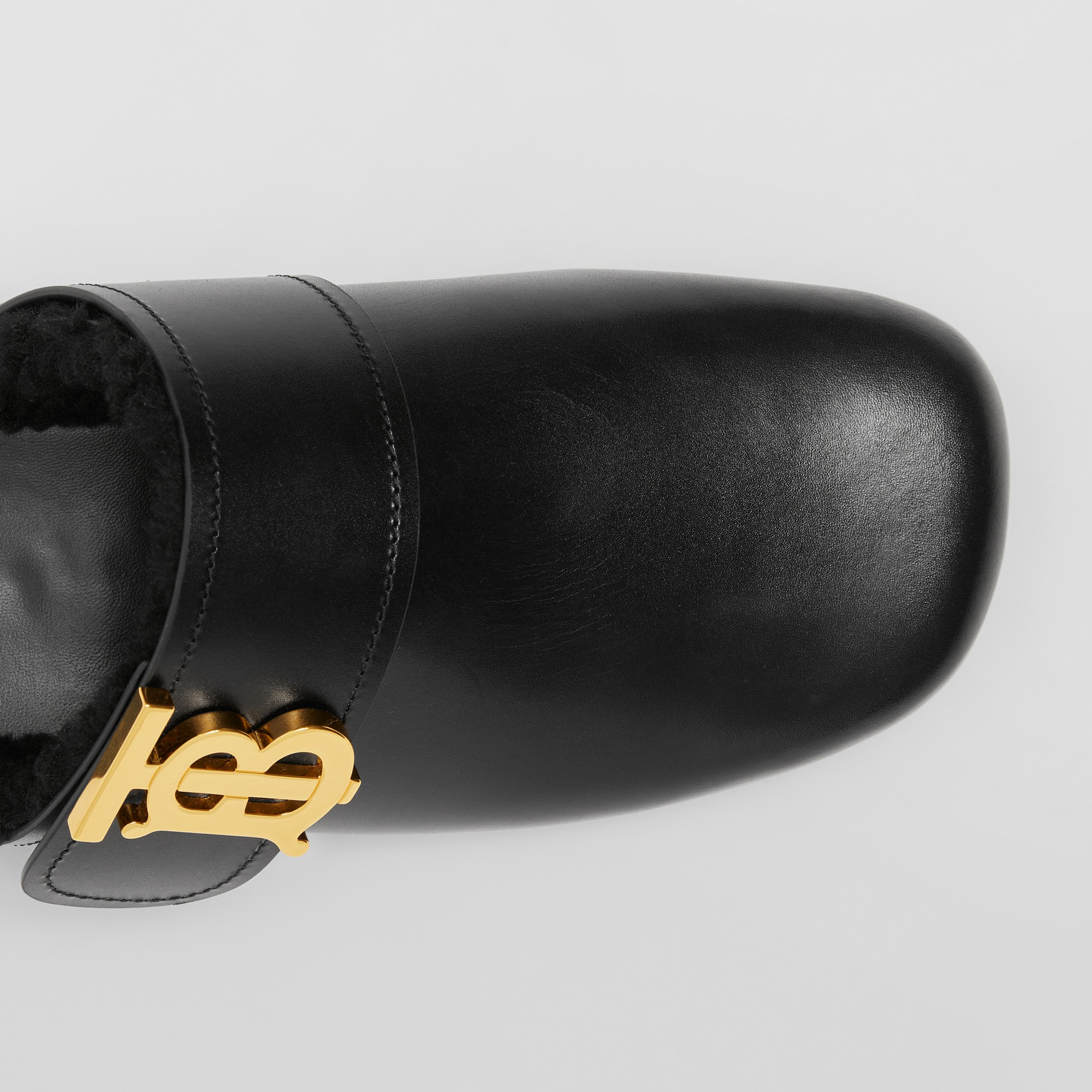 Zuecos en piel con forro en borrego y detalle de monograma (Negro) | Burberry® oficial - 2