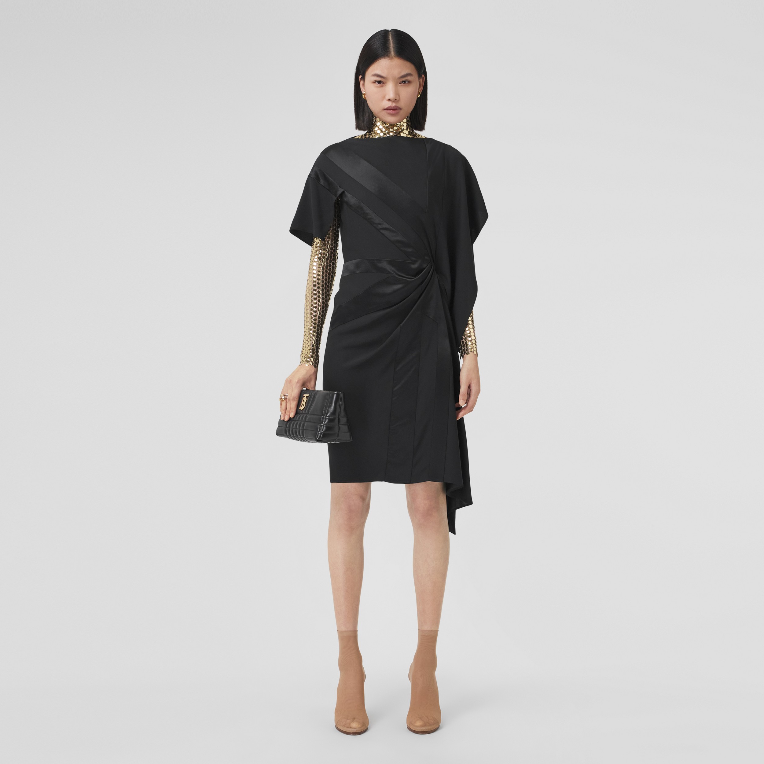 Robe asymétrique en soie à motif drapeau en intarsia (Noir) - Femme | Site officiel Burberry® - 1