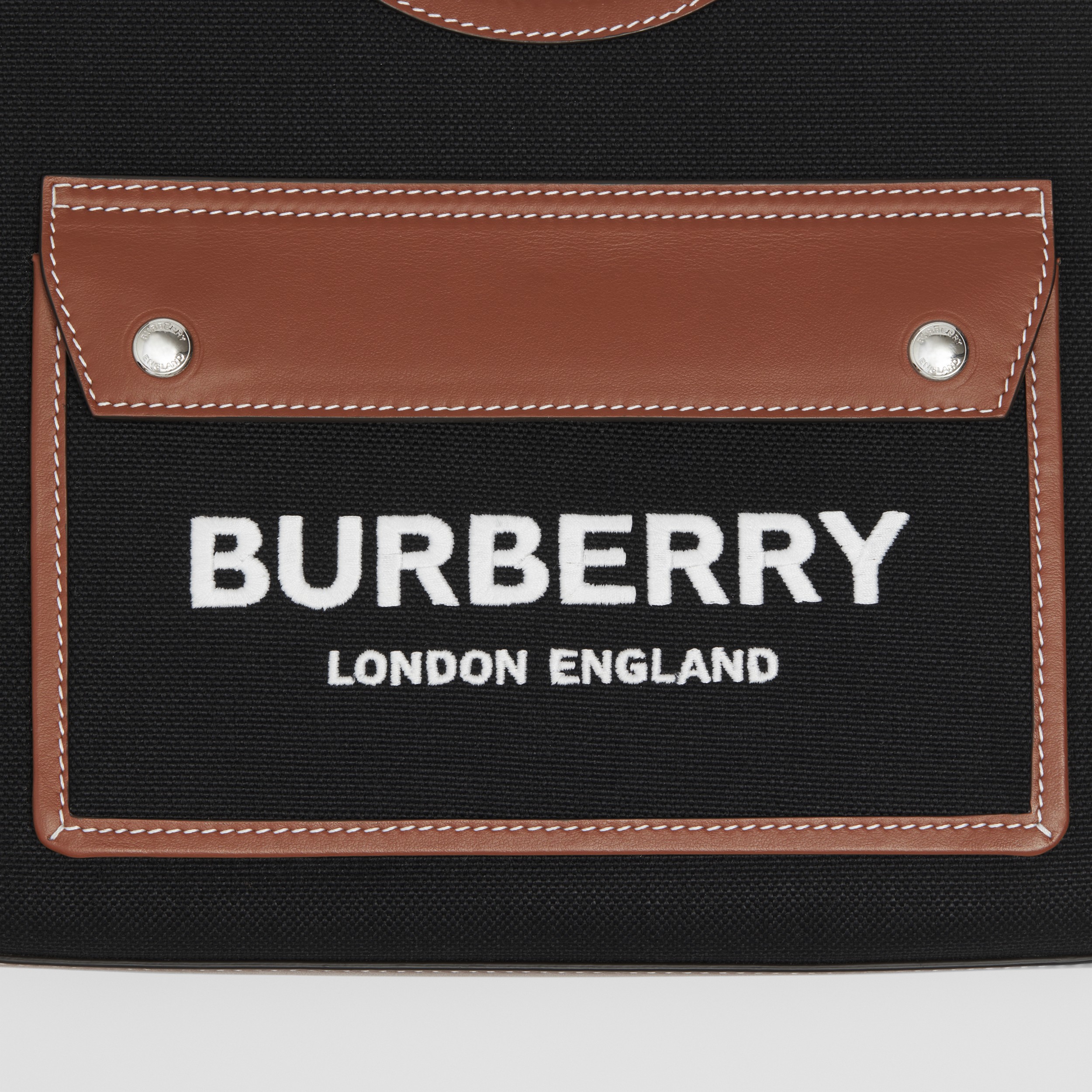 Pocket Bag „Note“ aus technischer Baumwolle und Leder im Kleinformat (Schwarz/hellbraun) - Damen | Burberry® - 2