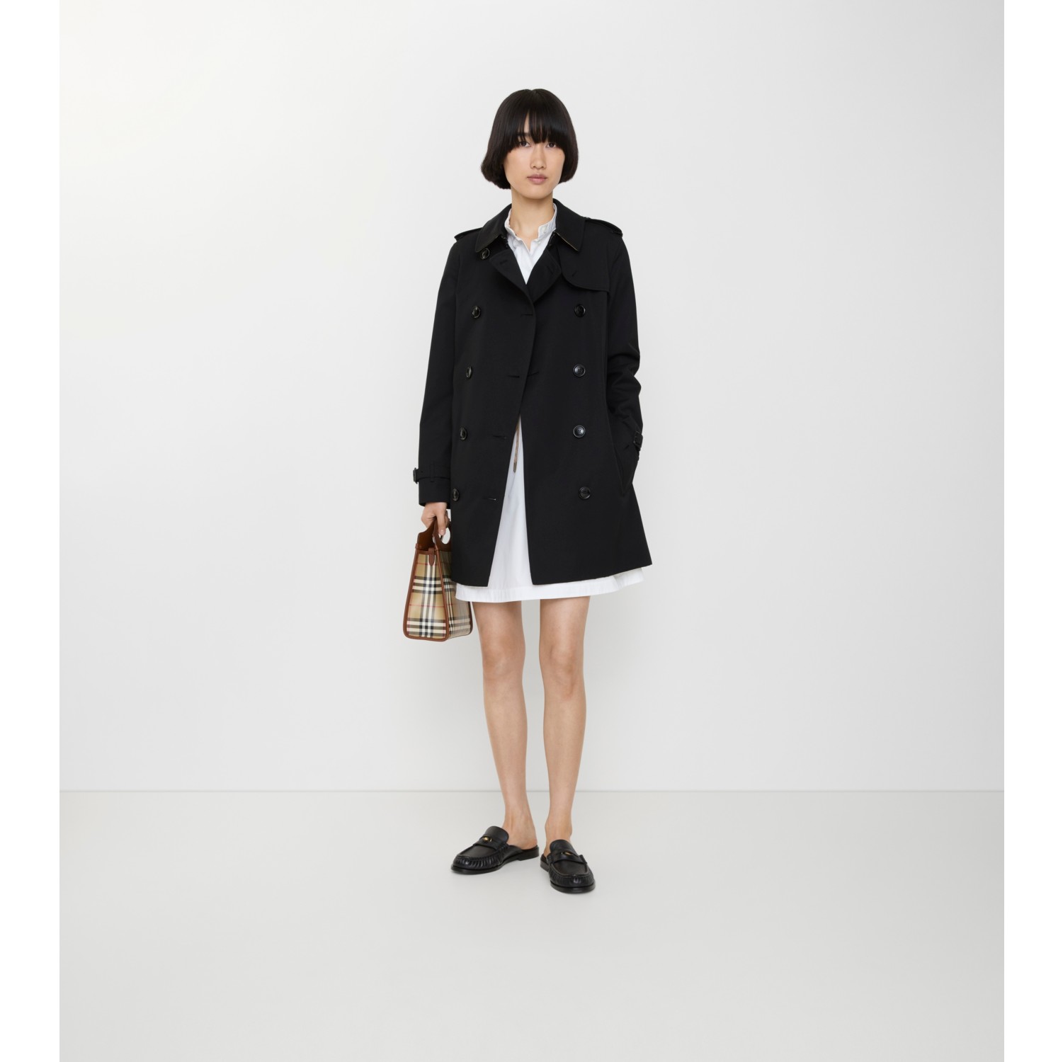 Short Kensington Heritage Trench Coat in Black - Women, Cotton Gabardine | Burberry® Official