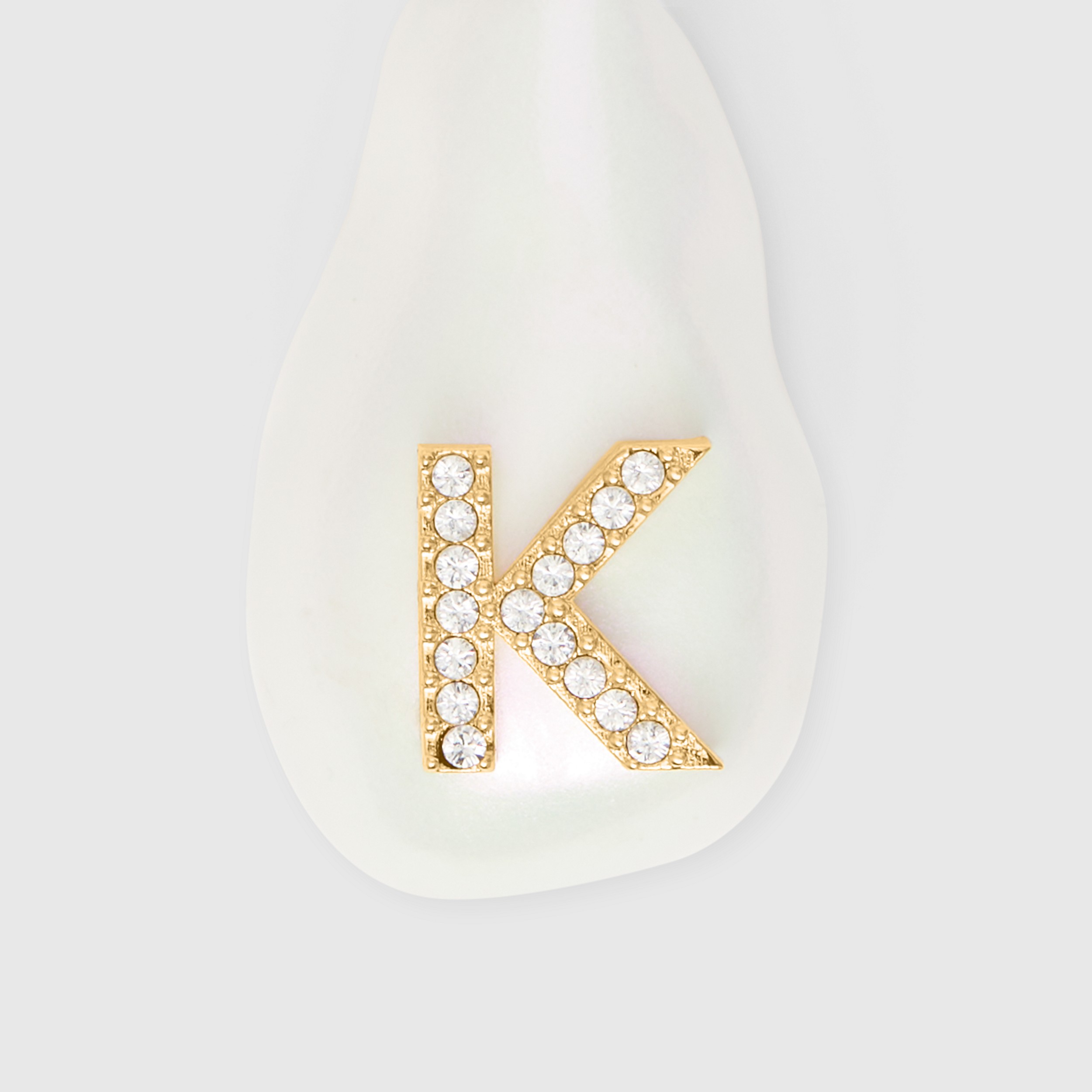 Lettre bijou  K  en perle en résine avec cristaux – exclusivité en ligne (Or Clair/nacre) - Femme | Site officiel Burberry® - 2