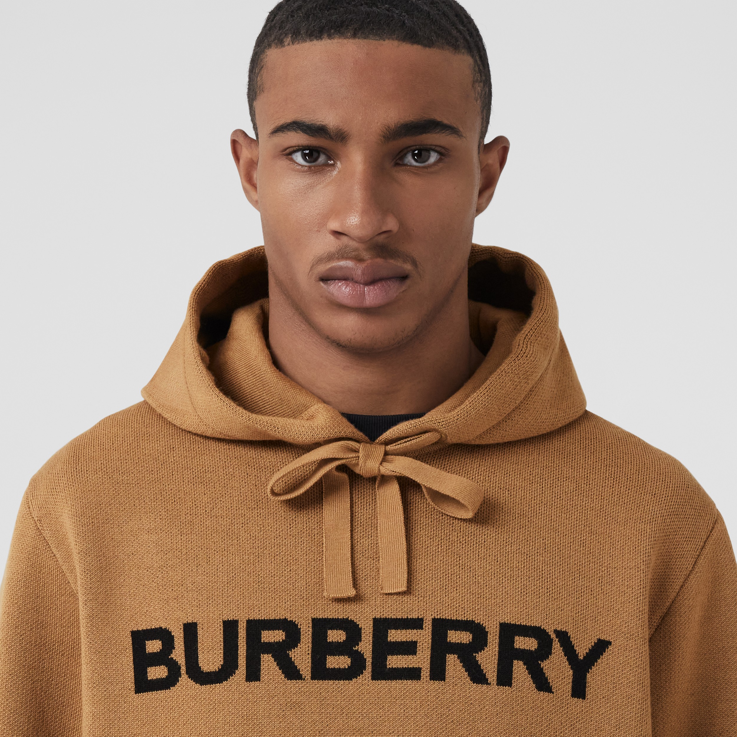Suéter com capuz oversize de algodão e lã com logotipo em intársia (Camel) - Homens | Burberry® oficial - 2