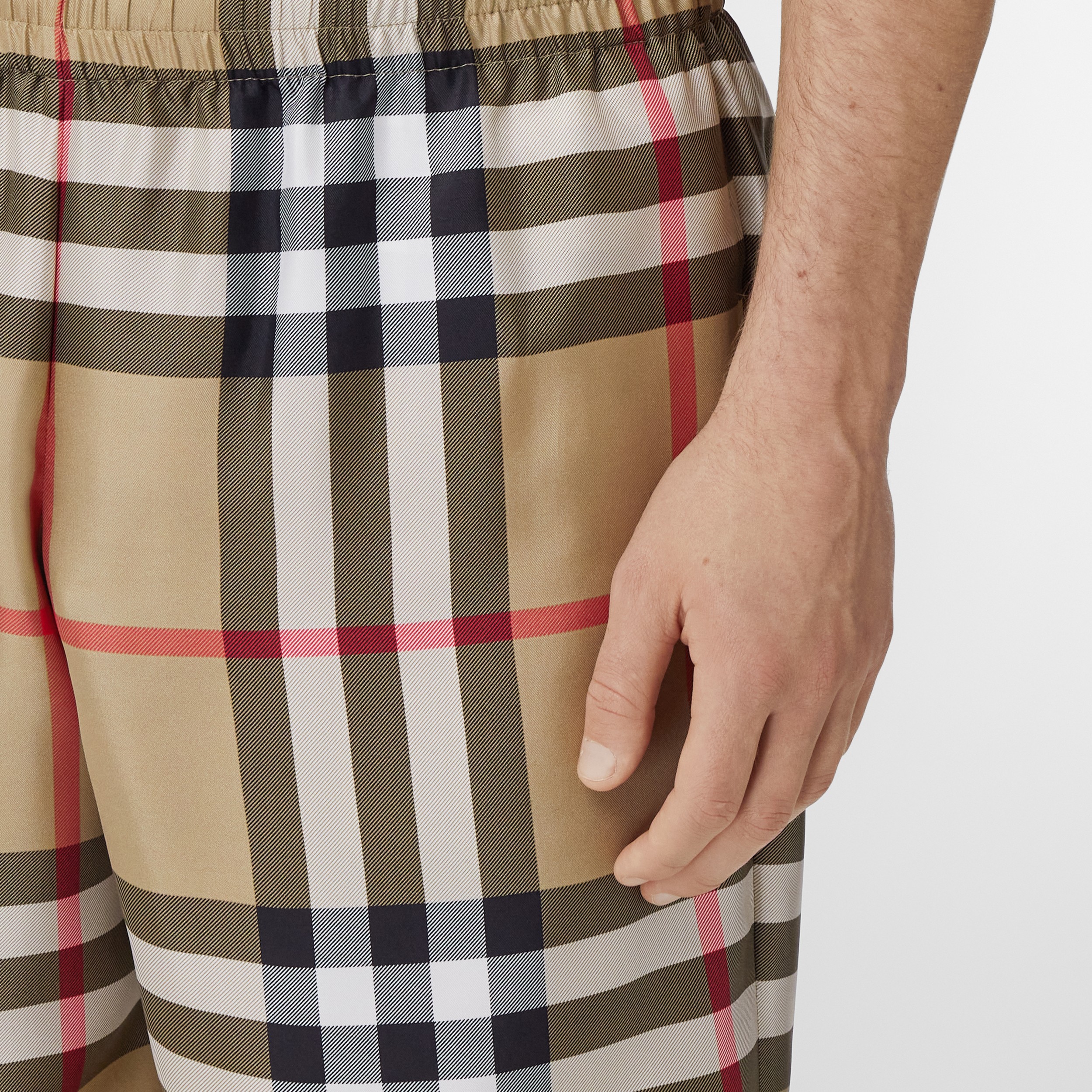 Pantaloncini in seta con motivo tartan (Beige Archivio) | Sito ufficiale Burberry® - 2