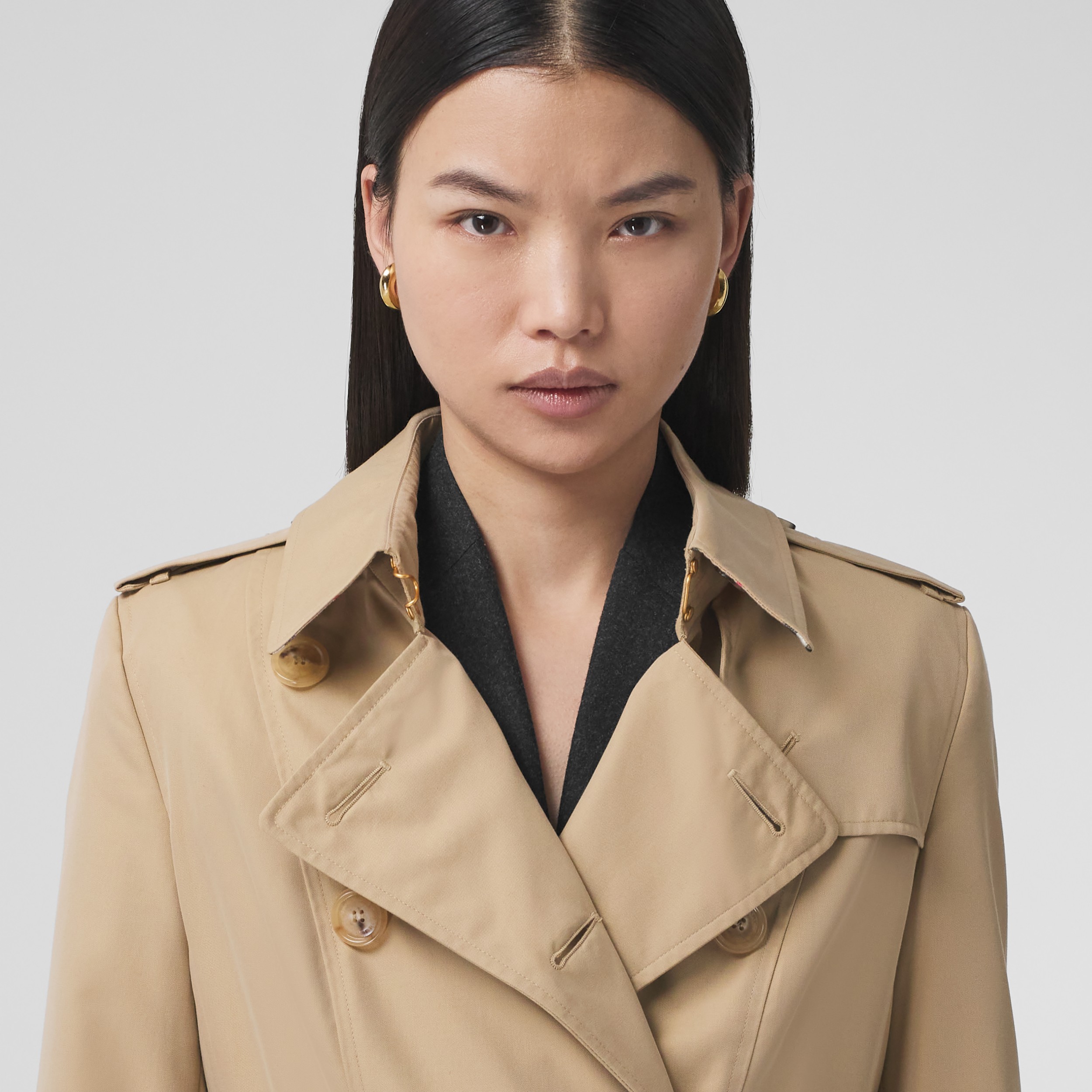 The Mid-length Chelsea Heritage Trench Coat in - Women Burberry United States