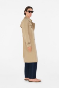 Modelo usando um trench coat Heritage Kensington longo 