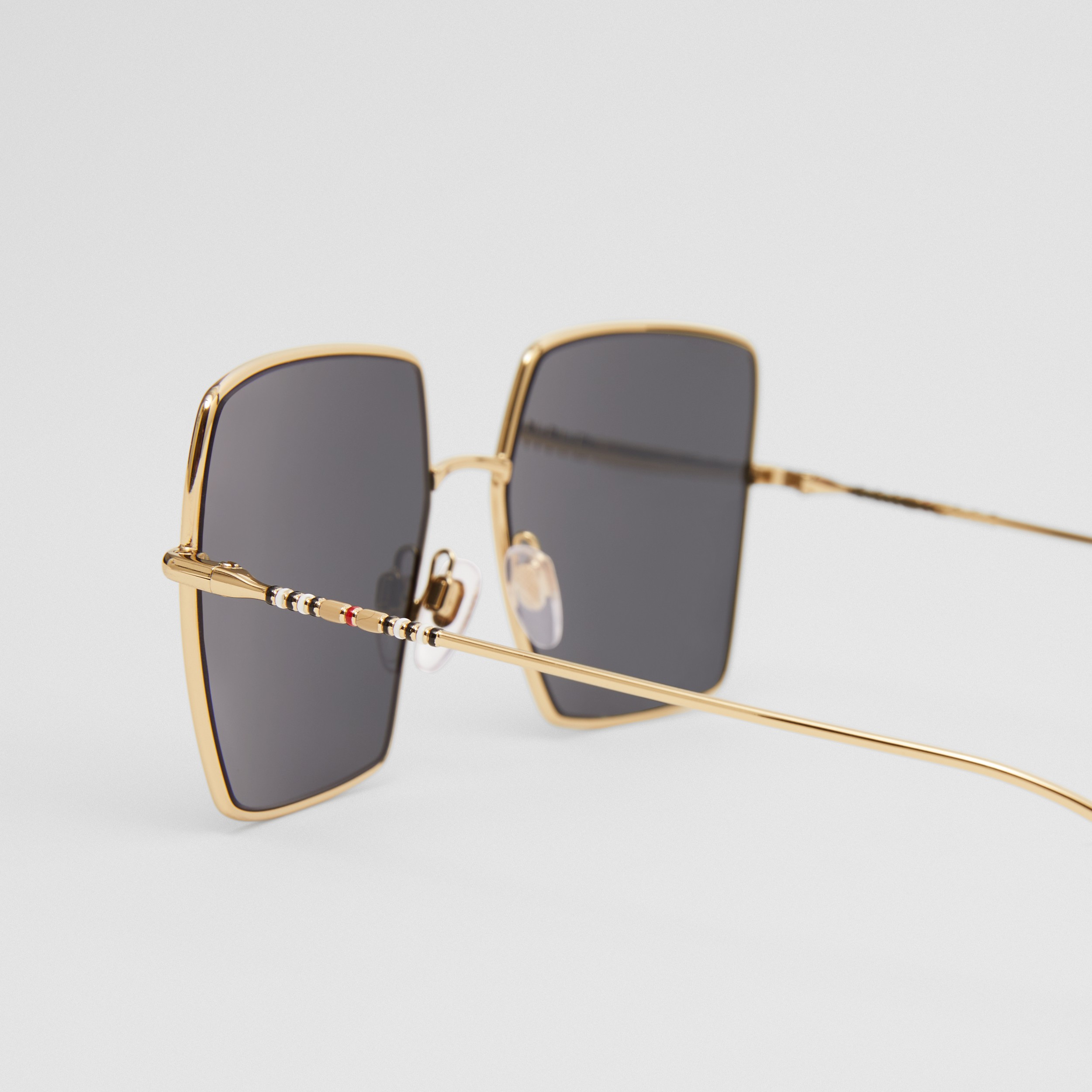 Sonnenbrille mit eckigem Gestell und Streifendetail (Helles Goldfarben) - Damen | Burberry® - 2