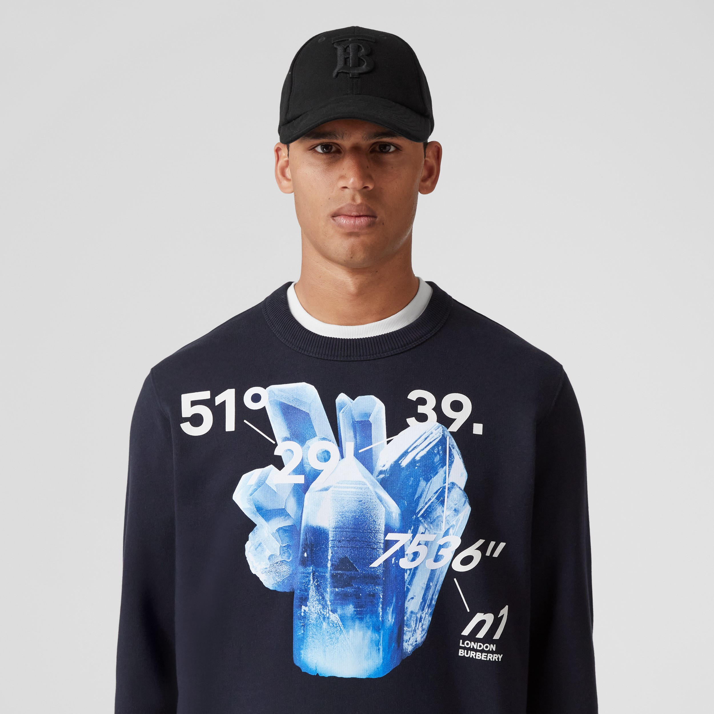 Baumwoll-Sweatshirt mit Kristallmotiv und Koordinatenschriftzug (Dunkles Anthrazitblau) - Herren | Burberry® - 2