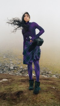 Kampagne für Winter 2023 mit Model in Pullover aus einer Mohair-Mischung mit Karomuster in der Farbe Royal