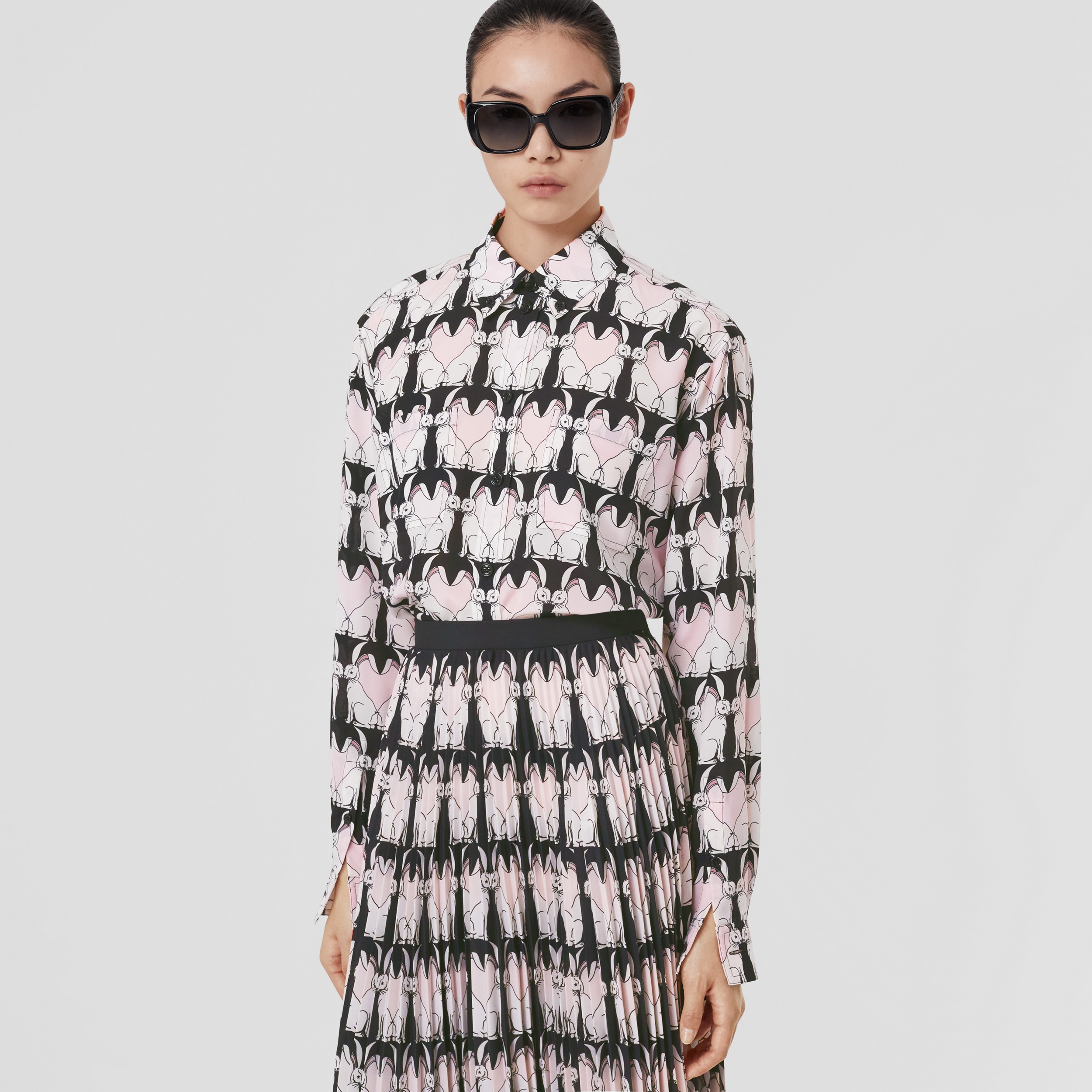 Camisa oversize en seda con estampado de conejos (Negro) - Mujer | Burberry® oficial - 4