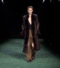 Mannequin portant un manteau biker marron foncé en shearling