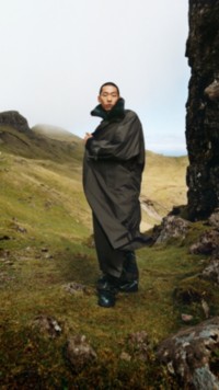 Campanha Inverno 2023 apresentando modelo vestindo um trench coat marrom