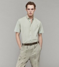 Modello che indossa una camicia Oxford con pantaloni cargo in tela con cerniere