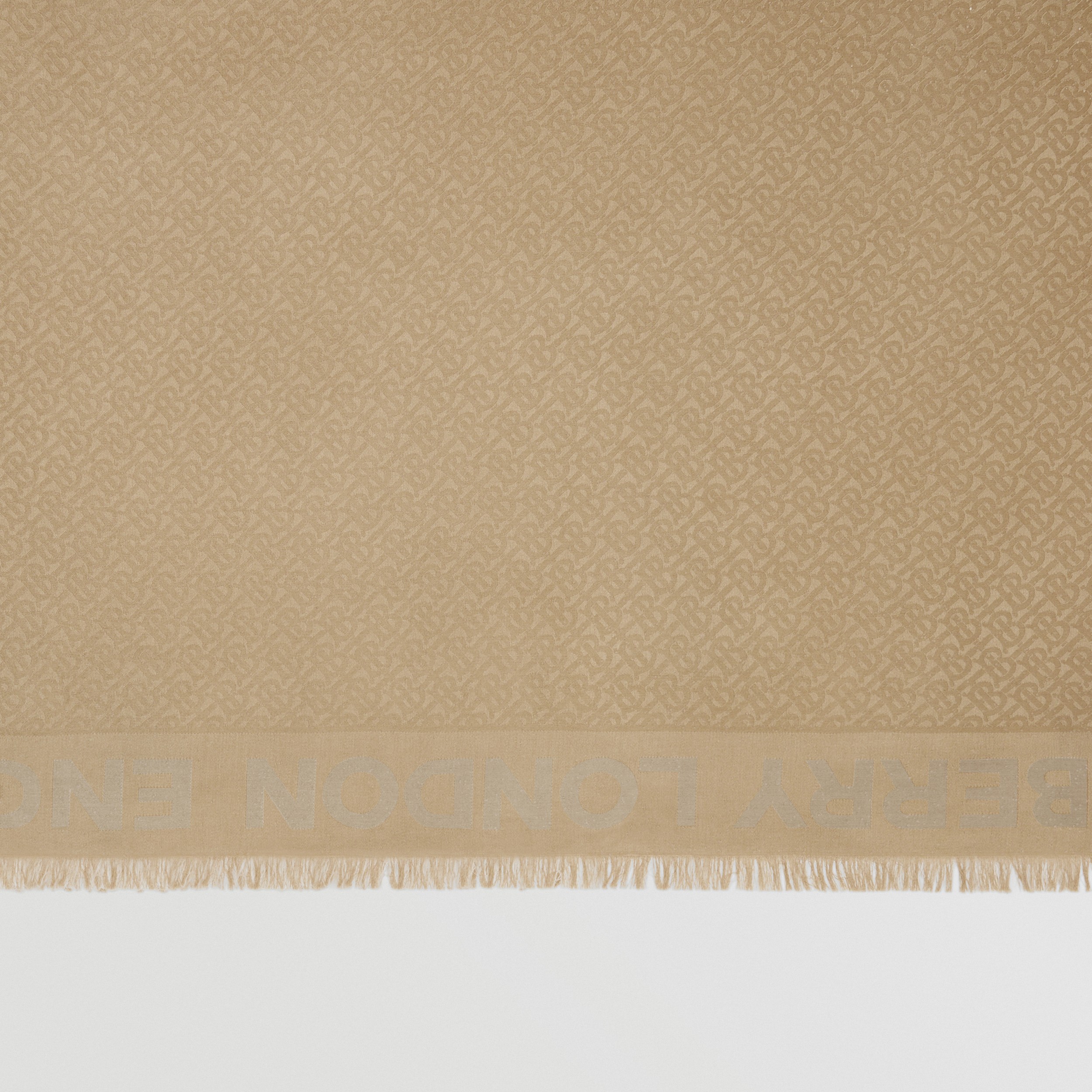 Pañuelo cuadrado grande en seda y lana con monogramas y lentejuelas (Beige Vintage) | Burberry® oficial - 2