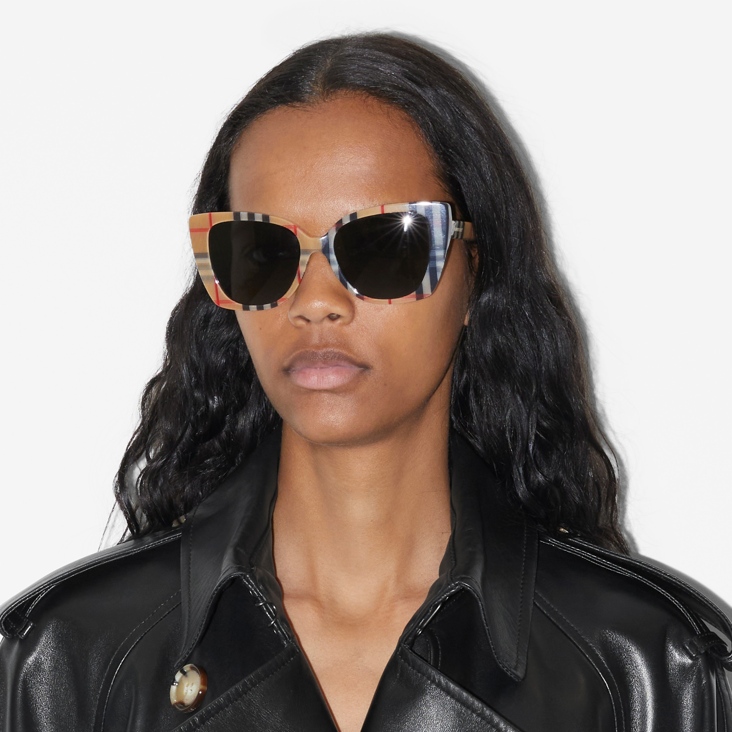 Óculos de sol com armação gatinho oversize em Check (Bege) - Mulheres | Burberry® oficial - 4