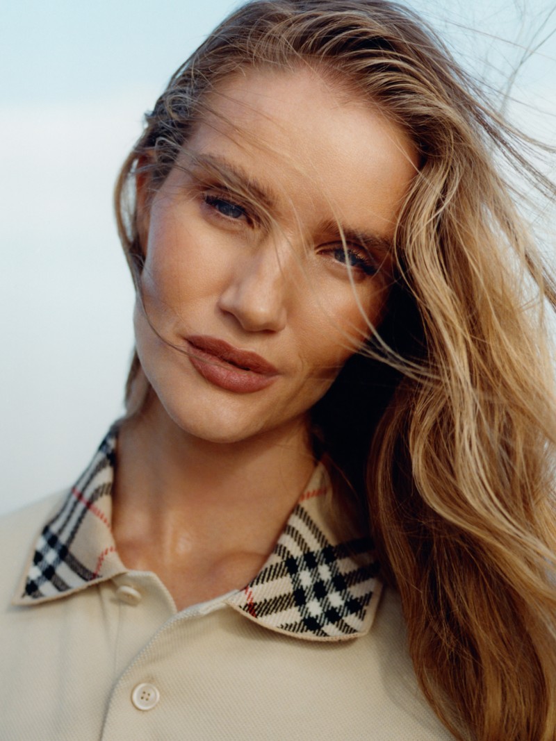 Rosie Huntington-Whiteley indossa una polo Burberry con colletto Burberry Check