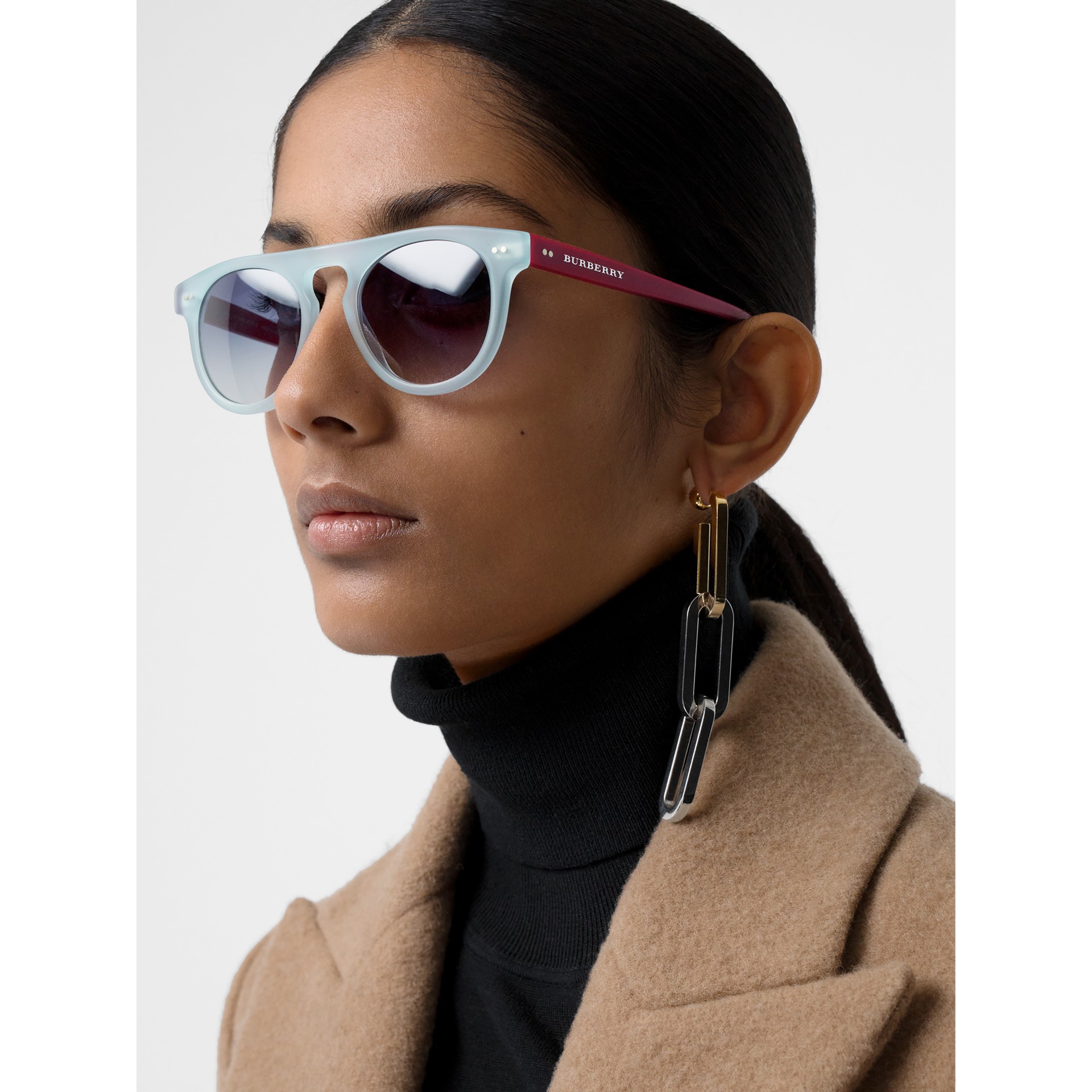 The Keyhole Round Frame Sunglasses in Light Blue Men Burberry