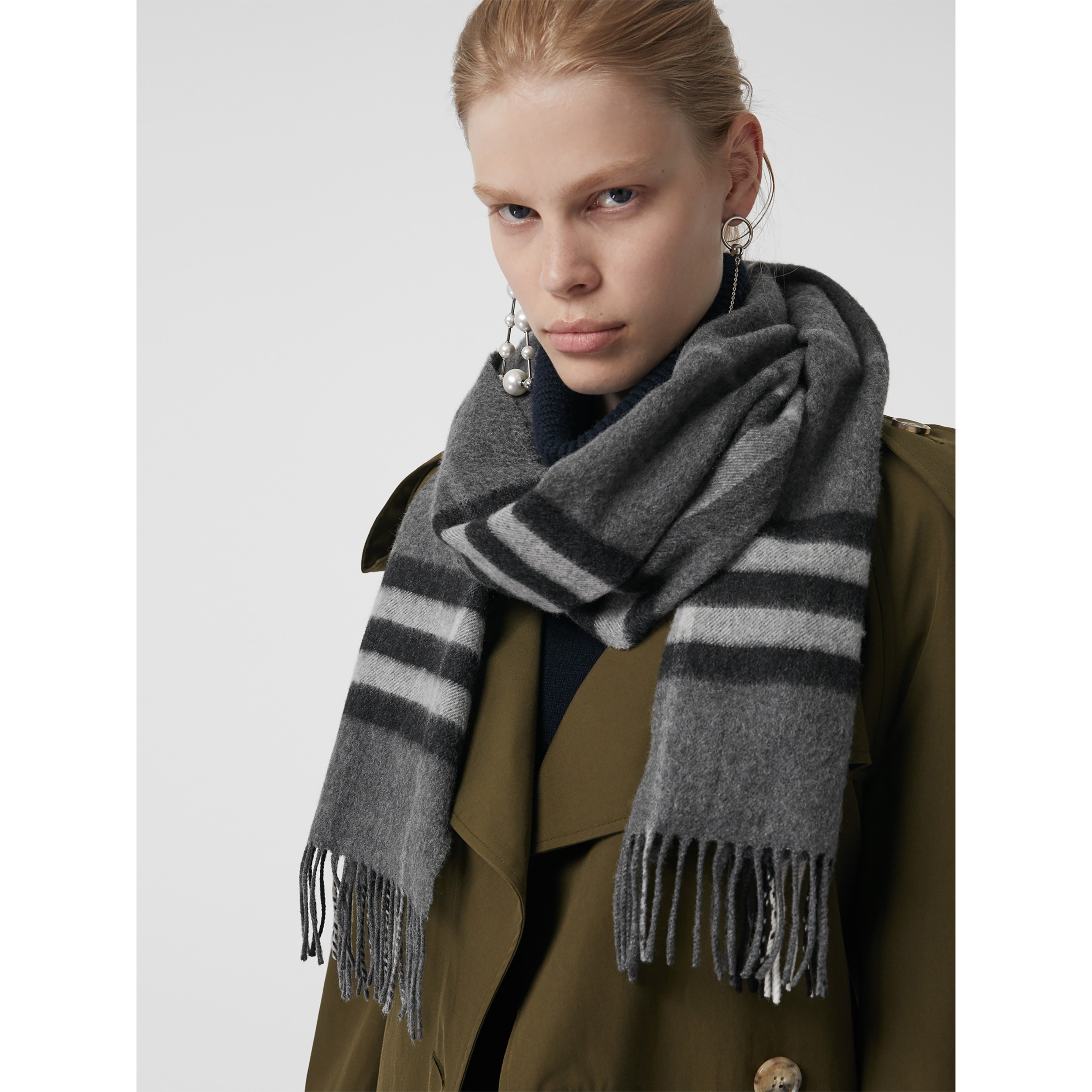 The Classic Check Cashmere Scarf in Mid Grey | Burberry United States