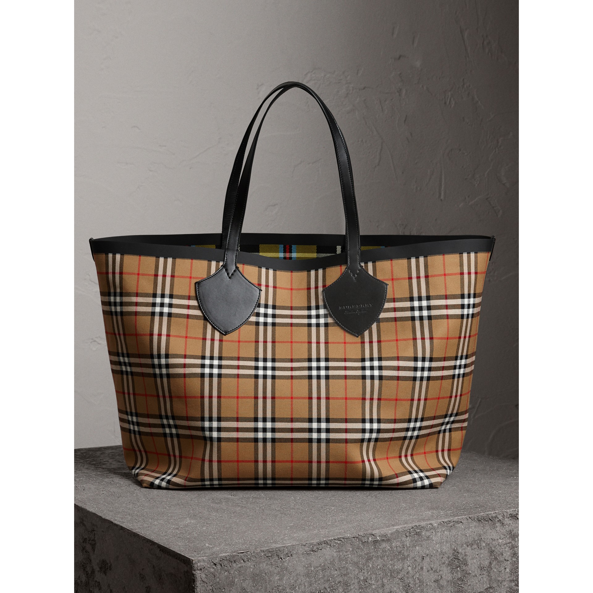 The Giant Reversible Tote in Vintage Check in Antique Yellow | Burberry United States