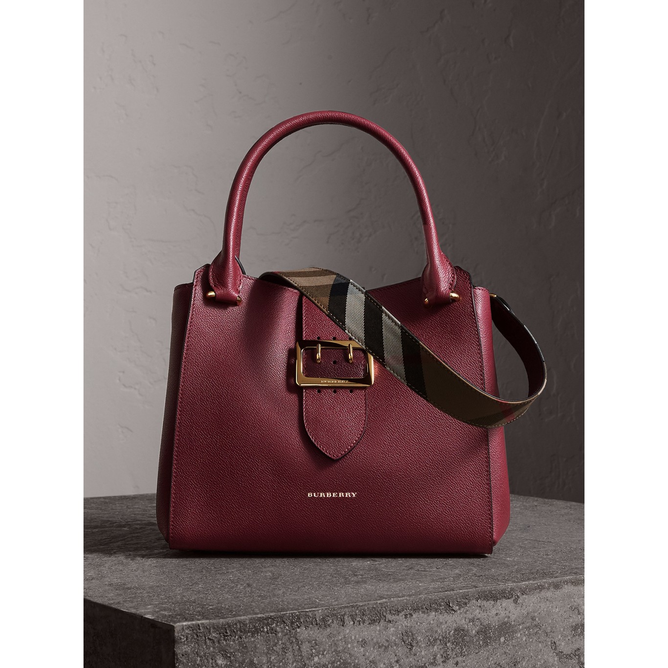 Burberry(バーバリー)- ミディアム バックルトート イン グレイニーレザー