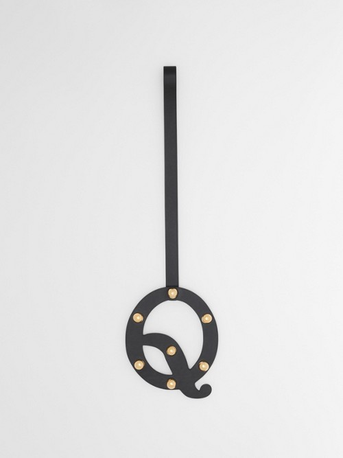 BURBERRY Q 字母铆钉皮革吊饰