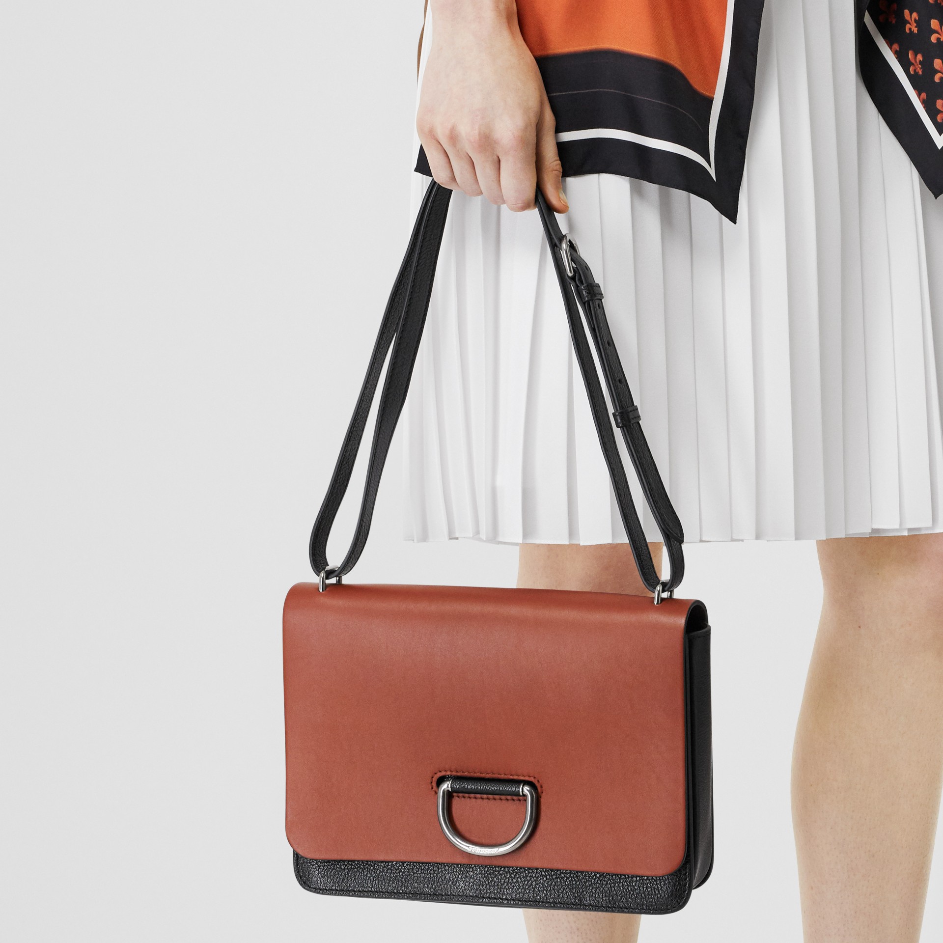 The Medium Leather Dring Bag in Tan/black Women Burberry United States