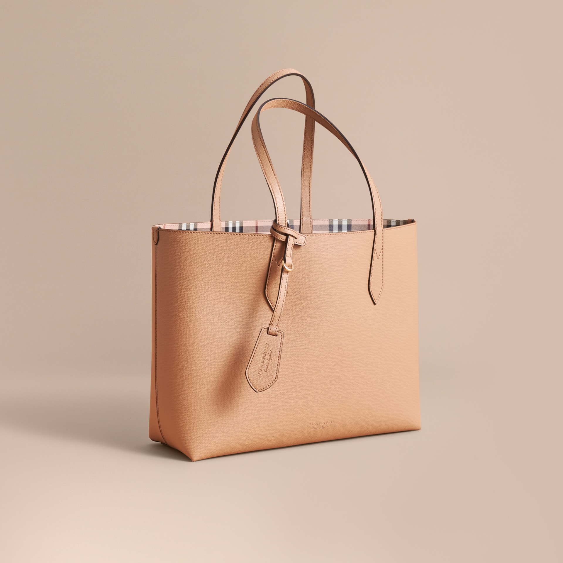 The Medium Reversible Tote in Haymarket Check and Leather in Mid Camel - Women | Burberry United 