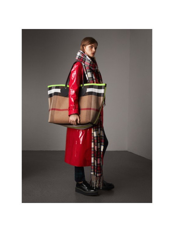 The Giant Reversible Tote in Canvas Check and Leather in Black/neon Yellow | Burberry United States