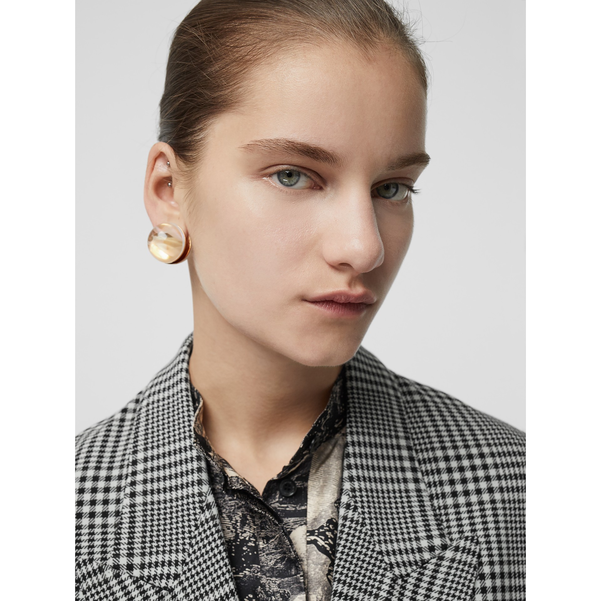 burberry 大理石纹树脂镀金球形耳环 in light gold