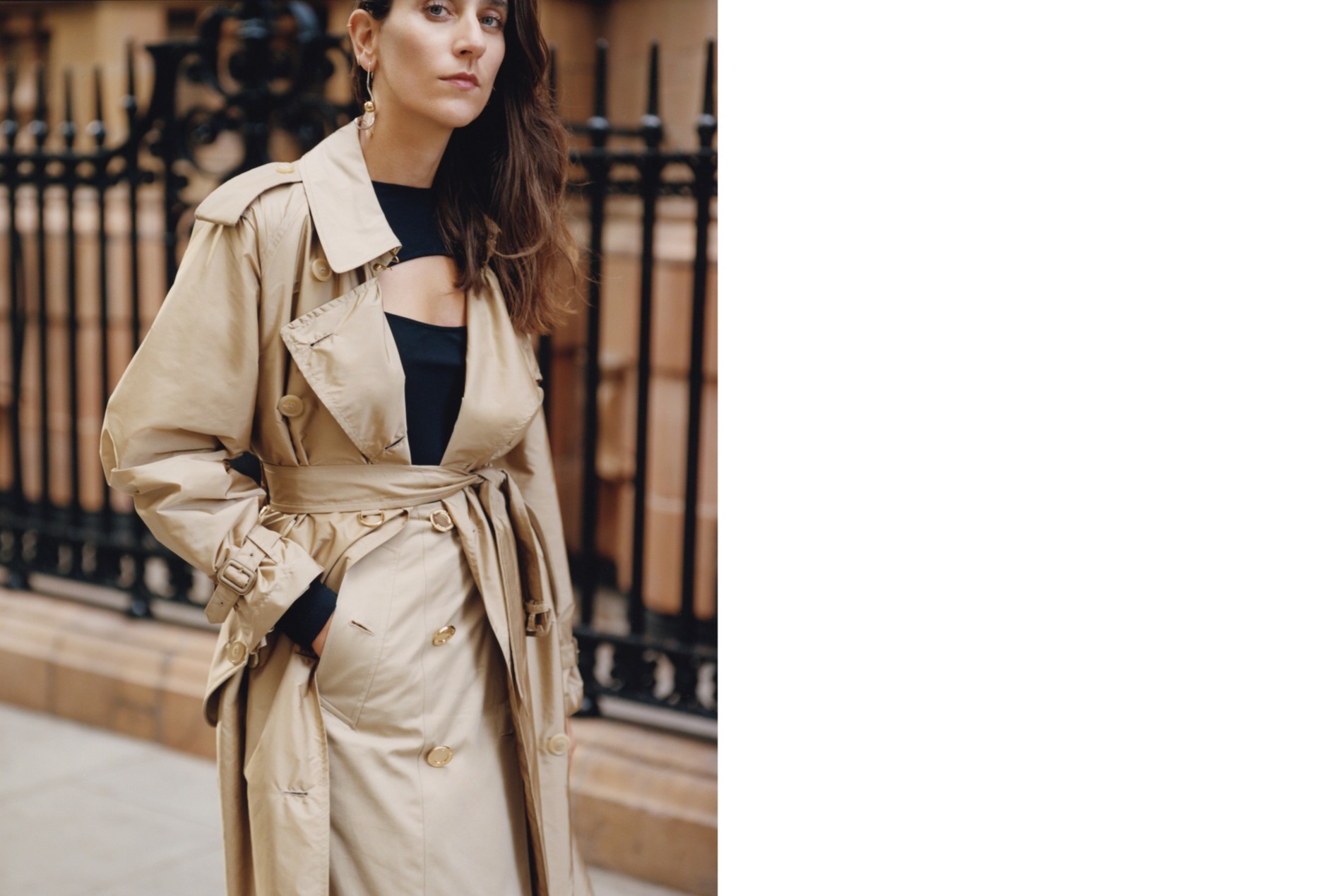 raquel 身穿轻盈 trench 风衣 br> (其他单品为模特私人物品) br>