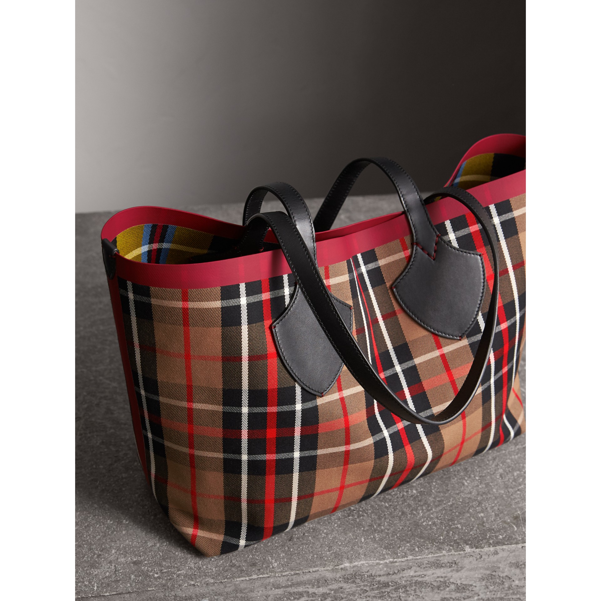 tote with chain