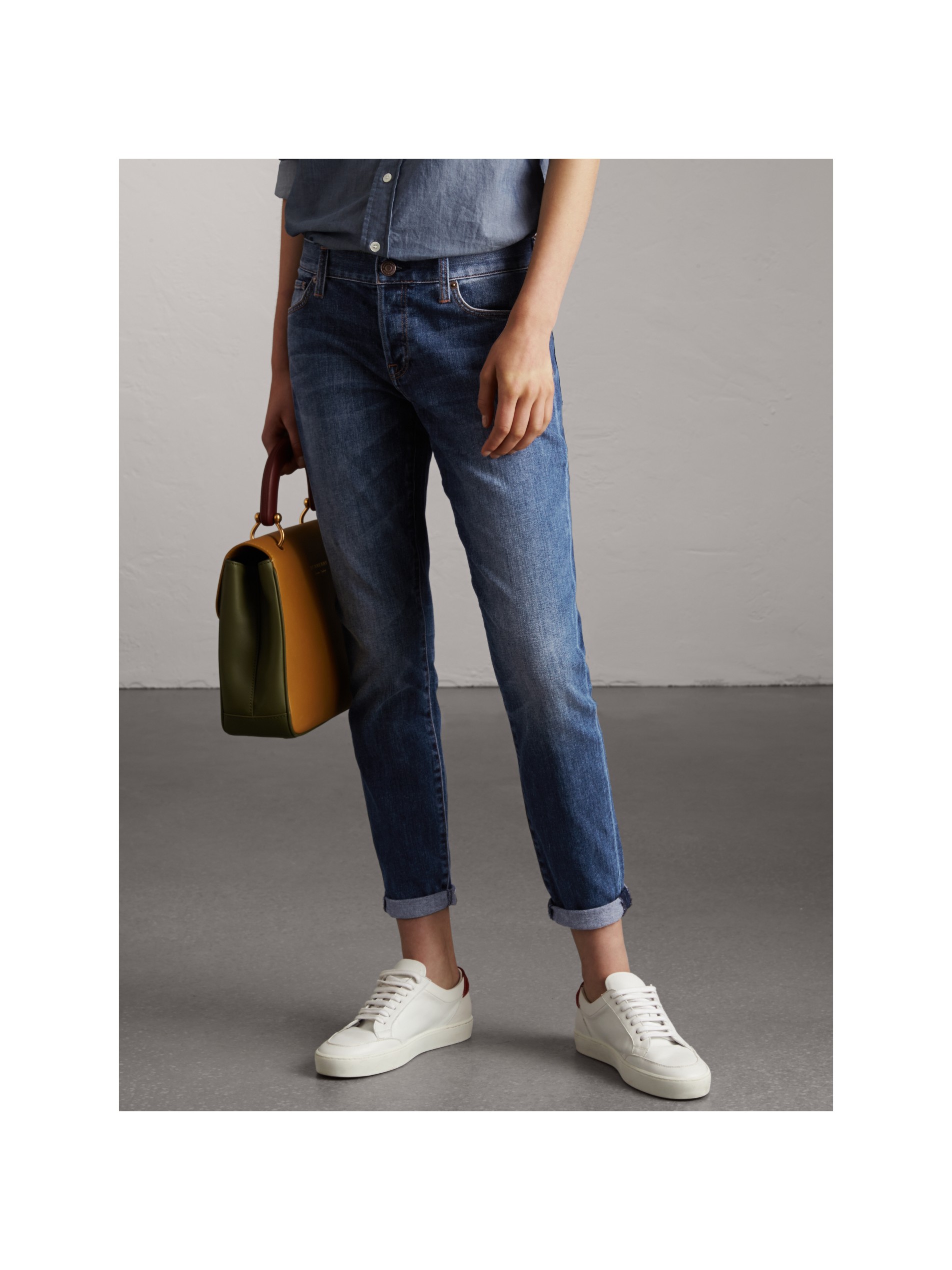 舒适剪裁中调靛蓝牛仔裤