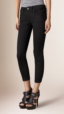 Jeans power stretch com cós baixo e corte skinny