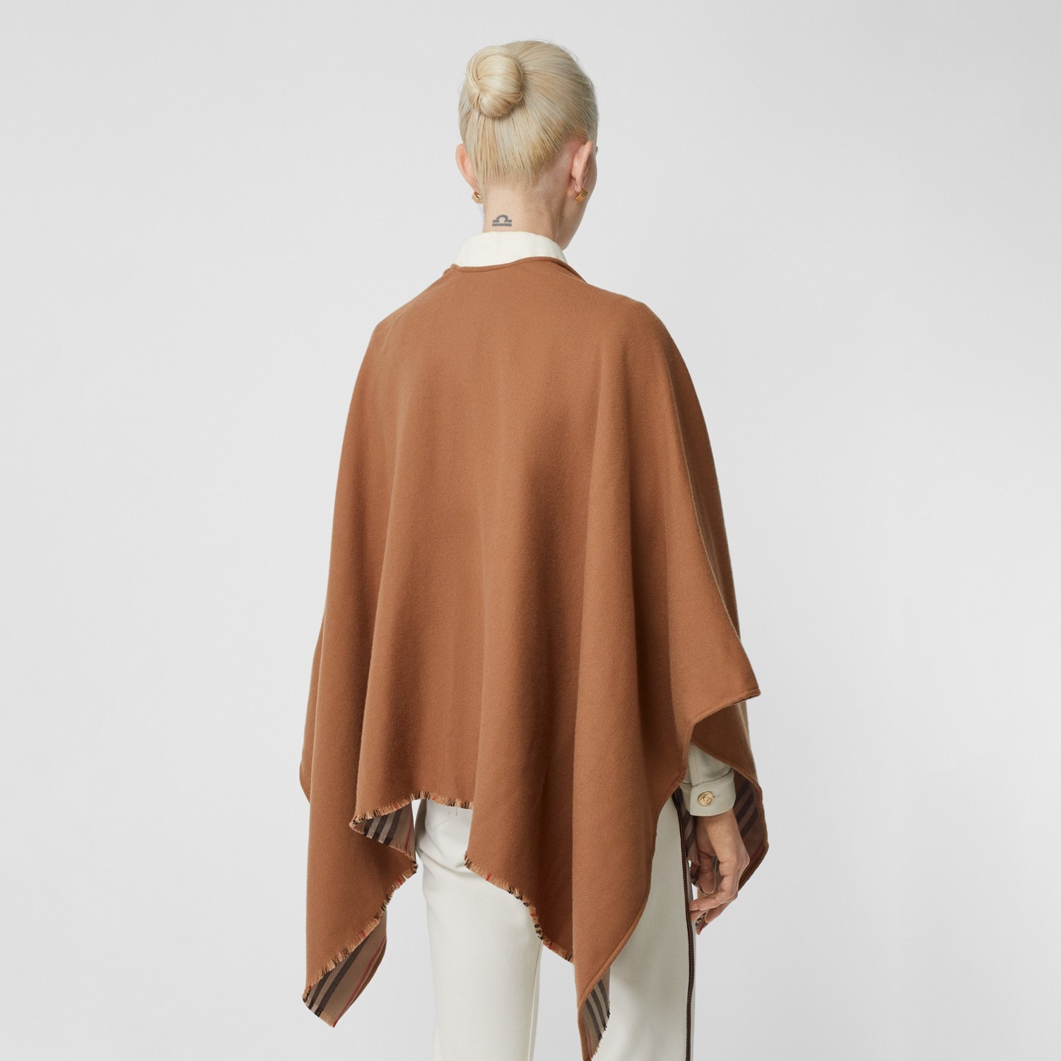 Mantella reversibile in lana con iconico motivo a righe (Cannella) | Sito ufficiale Burberry®
