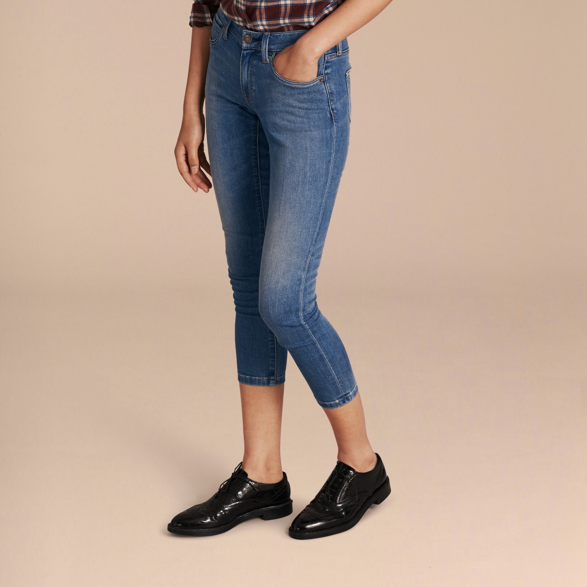 Kurze SkinnyJeans mit niedriger Leibhöhe (Mittelindigo)