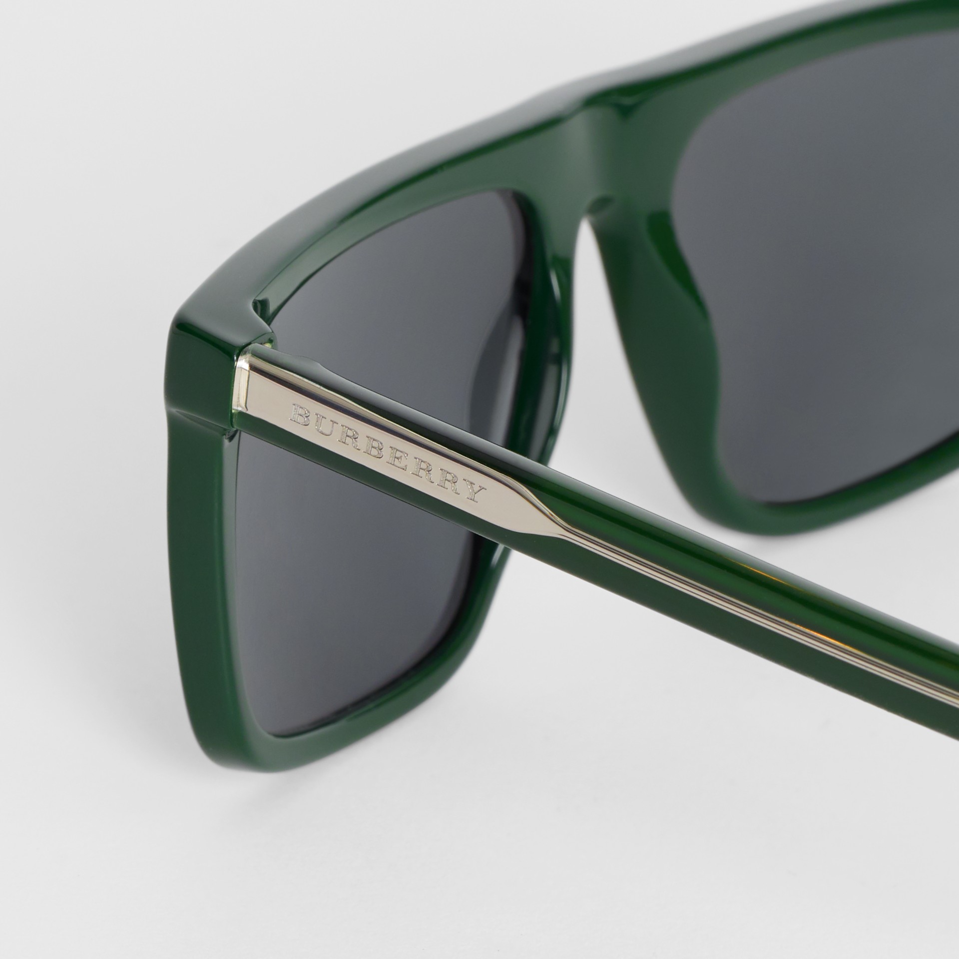 Straight Brow Sunglasses In Green Men Burberry United States 4688