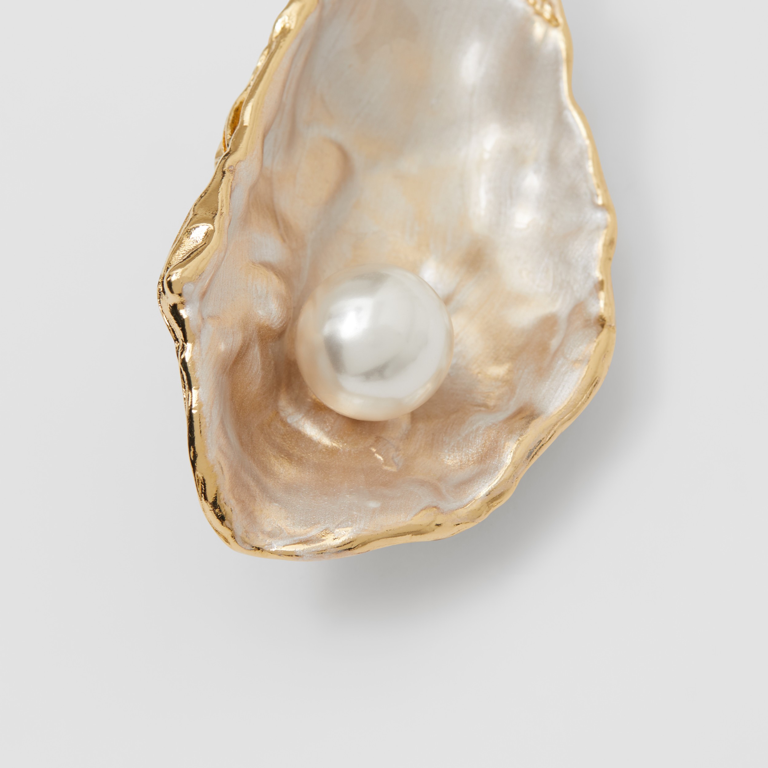 Resin Pearl Detail Goldplated Oyster Brooch in Light Gold/pearl