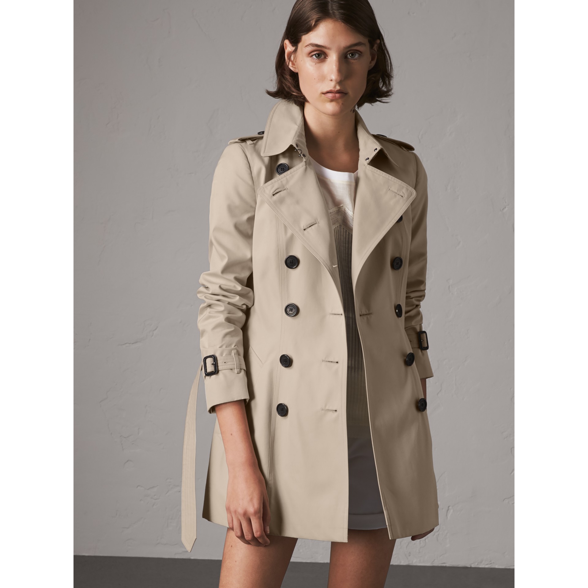 The Chelsea – Short Trench Coat in Stone - Women | Burberry