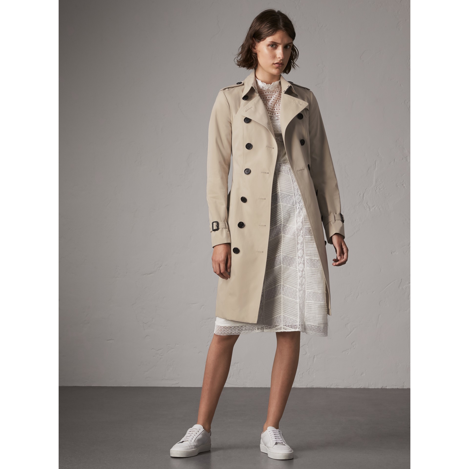 The Sandringham – Long Heritage Trench Coat in Stone - Women | Burberry