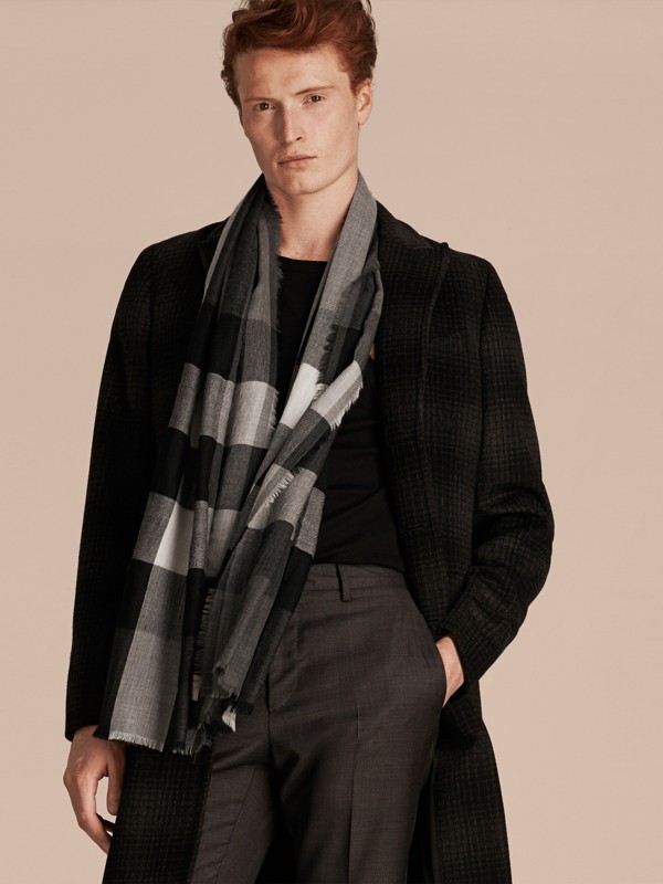 The Lightweight Check Cashmere Scarf in Mid Grey | Burberry United States
