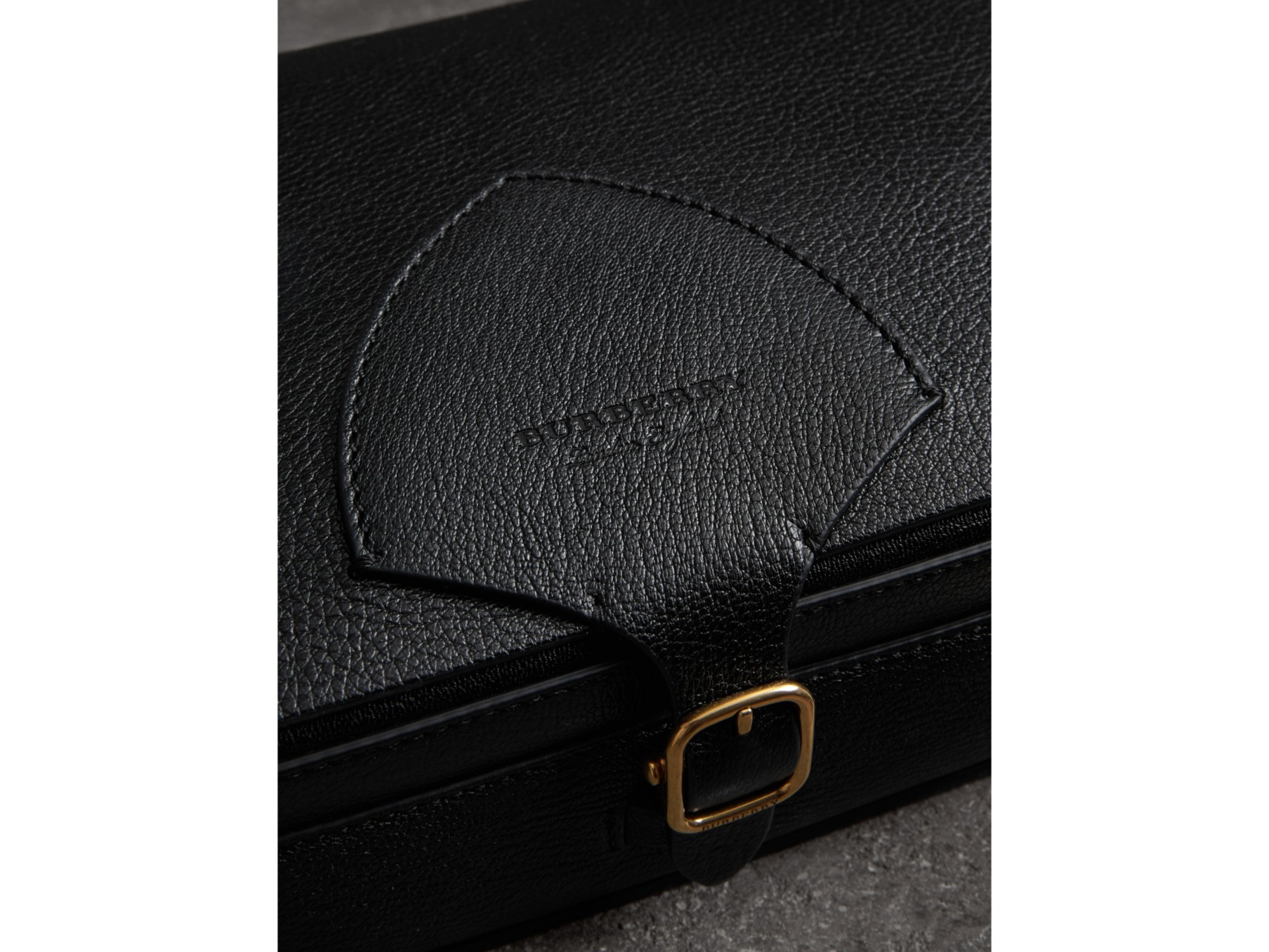 the satchel - 大号方型皮革萨奇尔包 (黑色)