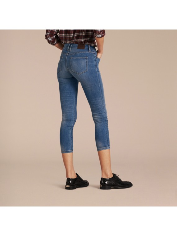 Kurze SkinnyJeans mit niedriger Leibhöhe (Mittelindigo)